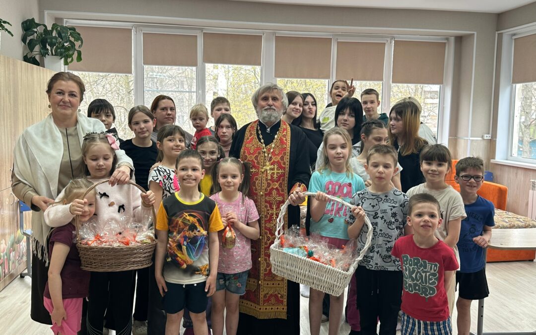 Поздравили детей, оставшихся без попечения родителей в Комплексном центре Социального обслуживания города Выборга.